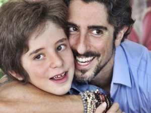 Marcos Mion junto com o filho Romeo