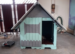 Por amor aos animais de rua, homem constrói casinhas de PVC