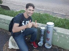 Por amor aos animais de rua, homem constrói casinhas de PVC