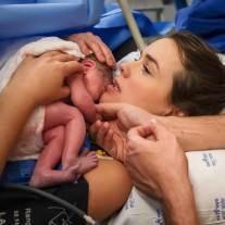 Thaeme fala porque teve que fazer cesárea