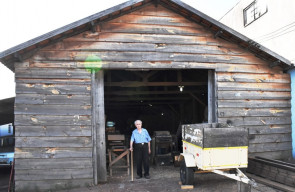 Conheça o carpinteiro que já fez e doou mais de 10 mil muletas em 48 anos