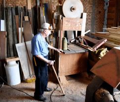 Conheça o carpinteiro que já fez e doou mais de 10 mil muletas em 48 anos