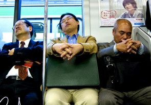 Dormir na rua é socialmente aceitável no Japão, onde trabalhar até tarde da noite é normal