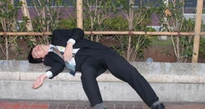 Dormir na rua é socialmente aceitável no Japão, onde trabalhar até tarde da noite é normal