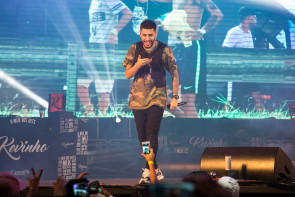 Gabriel Diniz e MC Kevinho empolgam público na segunda noite da 55ª Expoagro