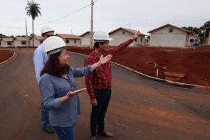 Em visita ao Residencial Guassu, prefeita  Délia destaca transformação da região