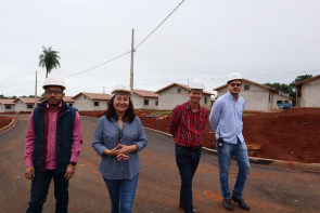 Em visita ao Residencial Guassu, prefeita  Délia destaca transformação da região