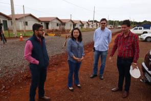 Em visita ao Residencial Guassu, prefeita  Délia destaca transformação da região