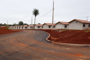 Em visita ao Residencial Guassu, prefeita  Délia destaca transformação da região
