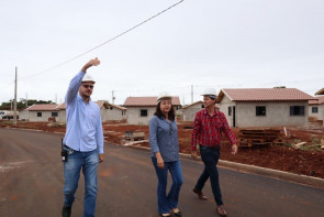 Em visita ao Residencial Guassu, prefeita  Délia destaca transformação da região