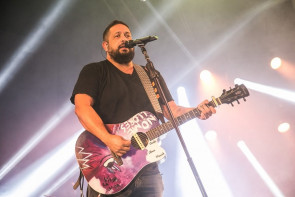Fernandinho levanta público em noite de muito louvor na 55ª Expoagro