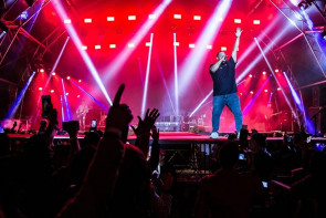 Fernandinho levanta público em noite de muito louvor na 55ª Expoagro