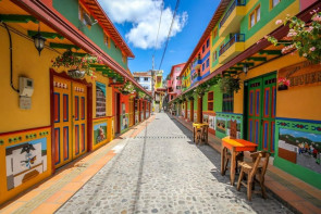 Conheça a cidade mais colorida do mundo