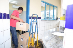 Prefeitura de Dourados inicia distribuição de kits escolares