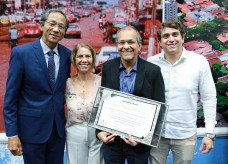 Legenda: Vereador Elias Ishy entrega de honrarias da Casa de Leis