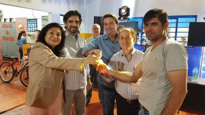 Délia entrega trator e ordenhadeira  para pequenos produtores de Macaúba