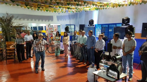 Délia entrega trator e ordenhadeira  para pequenos produtores de Macaúba