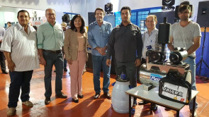 Délia entrega trator e ordenhadeira  para pequenos produtores de Macaúba