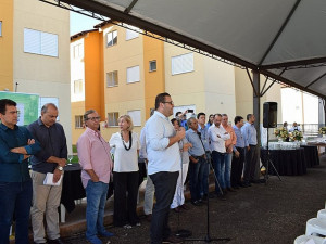 Alan Guedes durante discurso na entrega das casas