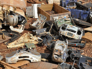 Lixo eletrônico descartado em área pública de Dourados. Ação visa incentivar o descarte de maneira correta