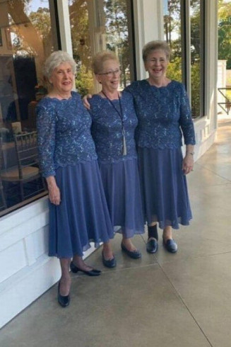 Avós usam o mesmo vestido em casamento