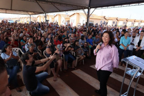 Durante entrega do Residencial Campina  Verde II, Délia anuncia Ceim para a região