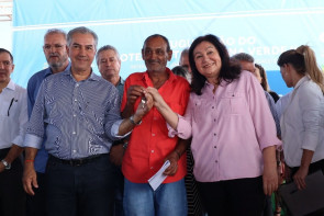 Durante entrega do Residencial Campina  Verde II, Délia anuncia Ceim para a região