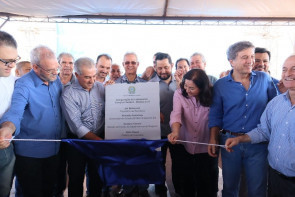 Durante entrega do Residencial Campina  Verde II, Délia anuncia Ceim para a região