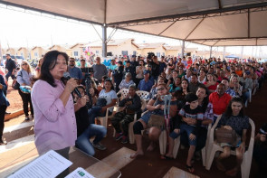 Durante entrega do Residencial Campina  Verde II, Délia anuncia Ceim para a região