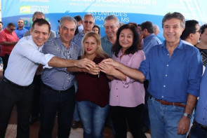 Durante entrega do Residencial Campina  Verde II, Délia anuncia Ceim para a região