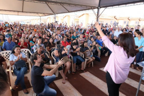 Durante entrega do Residencial Campina  Verde II, Délia anuncia Ceim para a região
