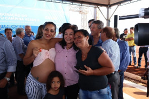 Durante entrega do Residencial Campina  Verde II, Délia anuncia Ceim para a região