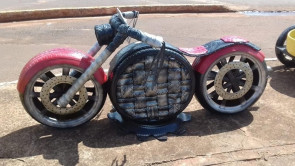 Artista e empreendedor inova transformando pneus em obras de arte