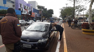 Blitz educativa no 'Dia do Motorista' abordou condutores na área central de Dourados nesta quinta-feira