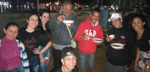 Projeto Talita Cumi doa cestas básicas e marmitas para necessitados