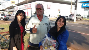 Projeto Talita Cumi doa cestas básicas e marmitas para necessitados