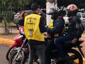Blitz educativa orientou motociclistas em frente ao terminal rodoviário