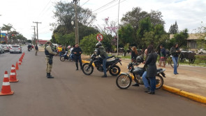 Blitz educativa orientou motociclistas em frente ao terminal rodoviário