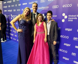 Jovem brasileira com síndrome de Down é capa de revista australiana