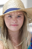 Jovem brasileira com síndrome de Down é capa de revista australiana