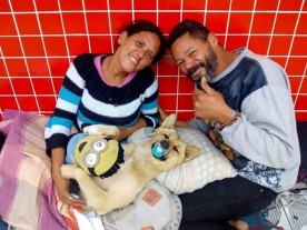 'Bebecão' de moradores de Rua faz o maior sucesso ao dormir com chupeta