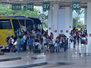 Jovens de baixa renda podem viajar de graça pelo Brasil Benefício vale para viagens de ônibus interestaduais