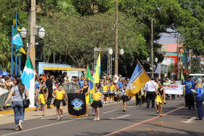 7 DE SETEMBRO: Quatro mil desfilam em Dourados representando 66 instituições