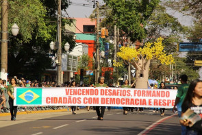 7 DE SETEMBRO: Quatro mil desfilam em Dourados representando 66 instituições