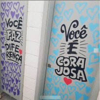 Grafiteiro escreve mensagens de apoio e responde frase de suicídio em banheiro de escola