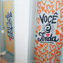 Grafiteiro escreve mensagens de apoio e responde frase de suicídio em banheiro de escola