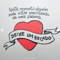 Grafiteiro escreve mensagens de apoio e responde frase de suicídio em banheiro de escola