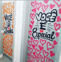 Grafiteiro escreve mensagens de apoio e responde frase de suicídio em banheiro de escola