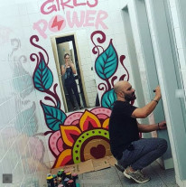 Grafiteiro escreve mensagens de apoio e responde frase de suicídio em banheiro de escola