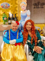 Vovó se veste de Branca de Neve e os filhos dos 7 anões para comemorar seus 96 anos